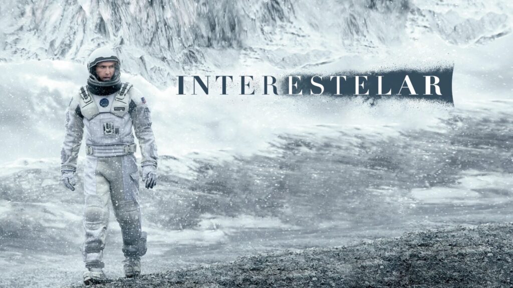 クリストファー・ノーラン監督作品、SF映画「インターステラー」のポスター。主演のマシュー・マコノヒーが、雪と氷に覆われた惑星で宇宙服を着て立っている様子。