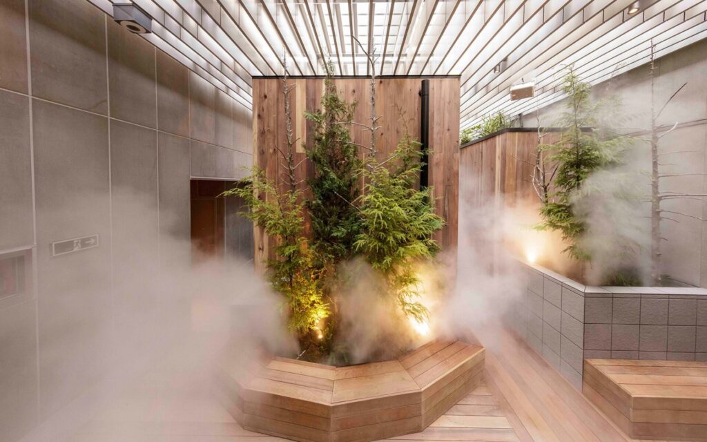渋谷にある高級サウナ「SAUNAS(サウナス)」の、フィンランドの森をイメージした休憩スペース。