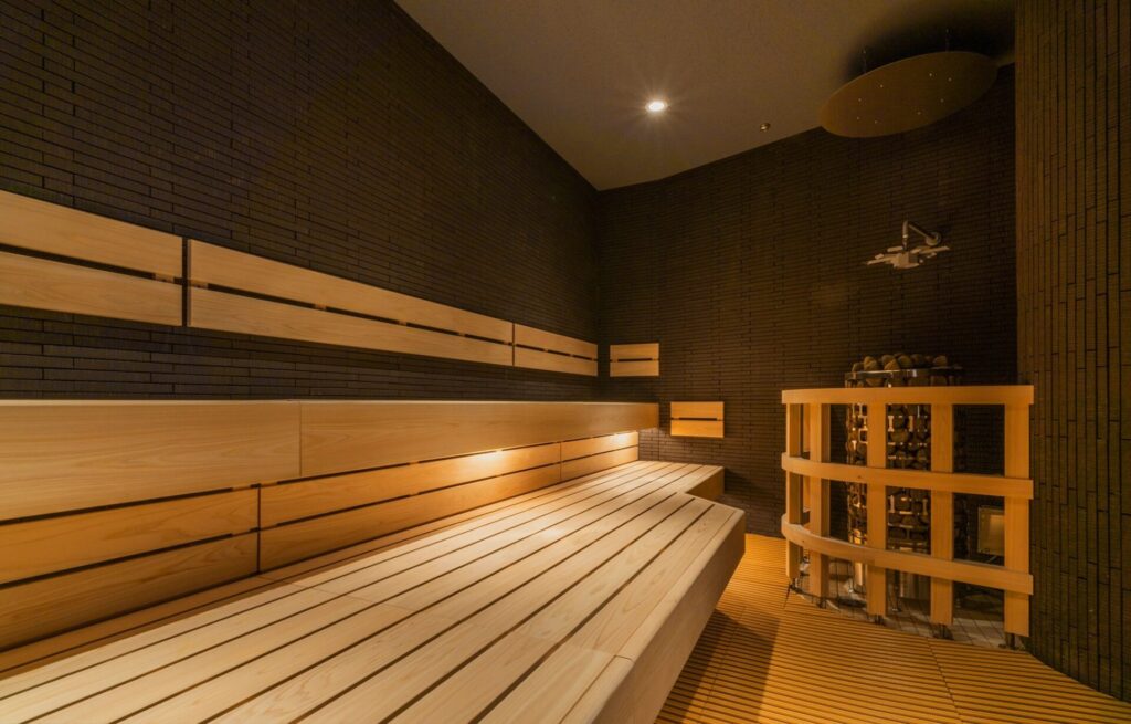 SPA&SAUNA コリドーの湯のドライサウナ。モダンなデザインの広々としたサウナルーム。