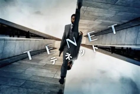 クリストファー・ノーラン監督作品、映画「TENET テネット」のポスター。ジョン・デヴィッド・ワシントンが、天地が逆転したビルの上で立つ姿。
