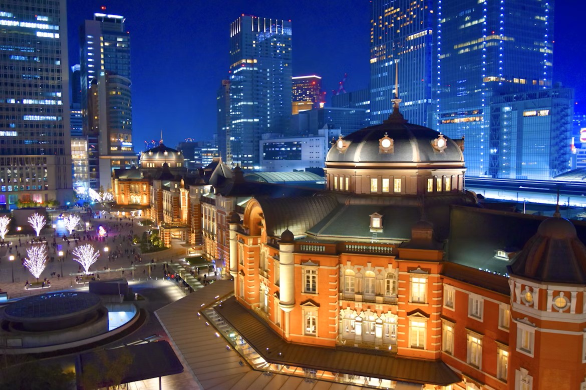 ライトアップされた東京駅丸の内駅舎とイルミネーション。夜の都会と煌めく駅舎。